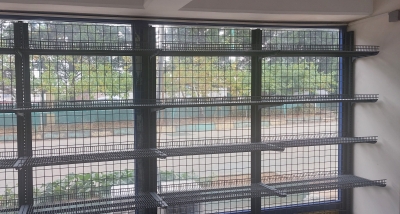 Крайстенен стелаж с мрежест гръб