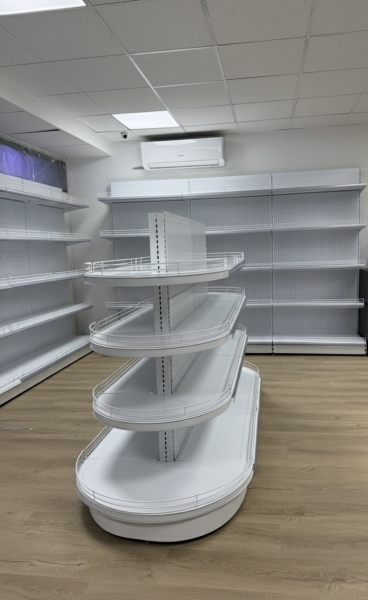 Островен стелаж с челни овални рафтове за магазин, бял